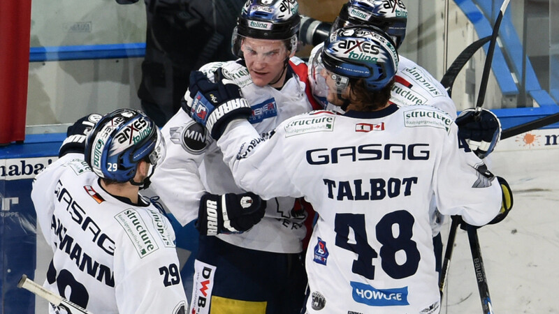 Die Eisbären hatten am Sonntag Grund zu jubeln. Mit einem 2:1-Sieg gegen Straubing verteidigten sie die Tabellenführung in der DEL.