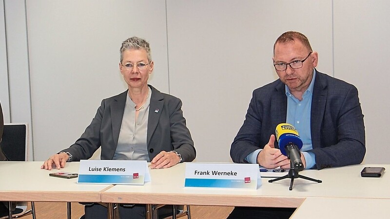 Sinan Öztürk, stellvertretender Landesbezirksleiter von Verdi (v.l.), Luise Klemens, stellvertretende Landesbezirksleiterin und der Verdi-Bundesvorsitzende Frank Werneke.