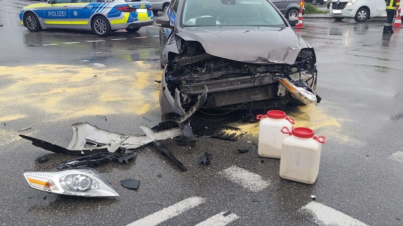 Außerdem wurden drei Personen verletzt.