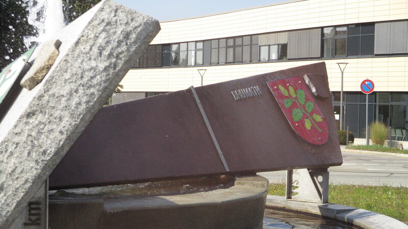 Der Brunnen am Kreisverkehr Ennser Straße/Dr.-Josef-Hastreiter-Straße symbolisiert die Städtepartnerschaft.