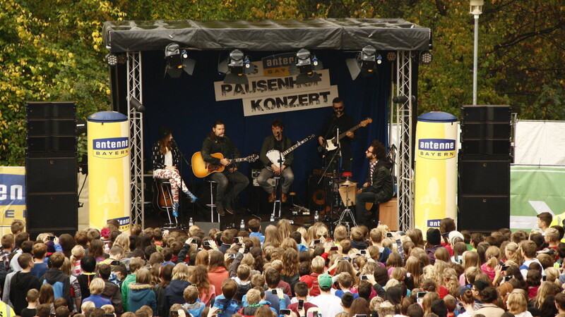 Rea Garvey (Zweiter von links) begeisterte die Schüler der Herzog-Tassilo-Realschule in Dingolfing am Mittwochvormittag mit einem Pausenhofkonzert. (Fotos: Wende)