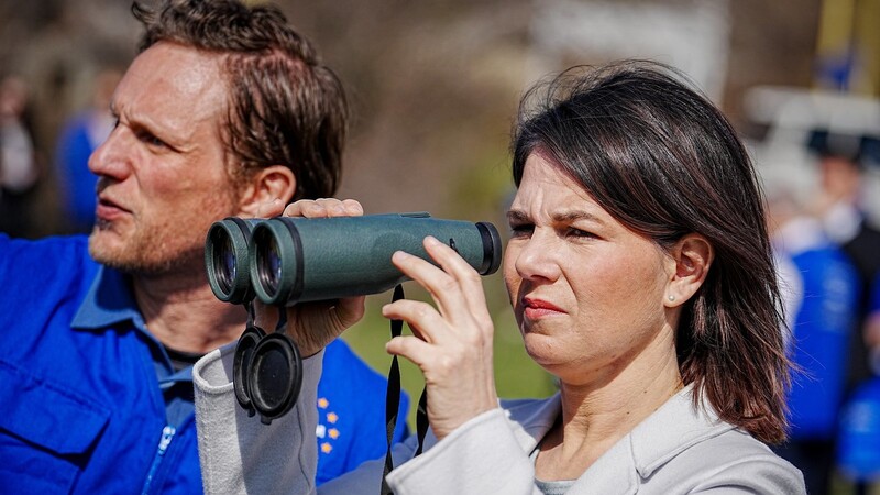 Außenministerin Annalena Baerbock (r.) spricht an der Verwaltungslinie Georgiens zu Südossetien mit einem EUMM-Mitarbeiter.