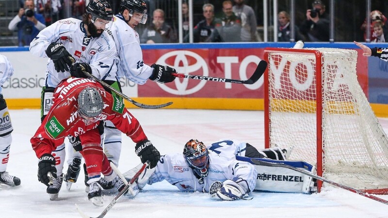 An ihm lag es nicht, dennoch musste Tigers-Goalie Dimitri Pätzold in Köln sechs Gegentreffer hinnehmen.