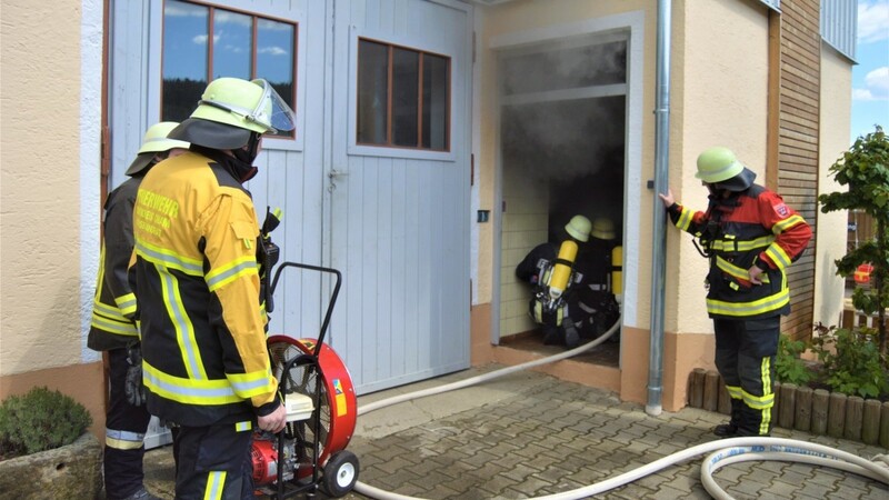 Unter Atemschutz gingen die Feuerwehren vor.