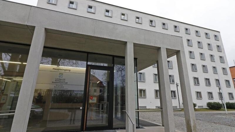 Die Klage des Mannes richte sich gegen vier Beschuldigte: den mutmaßlichen Täter, das Erzbistum und die früheren Erzbischöfe Kardinal Joseph Ratzinger und Kardinal Friedrich Wetter. (Symbolbild)