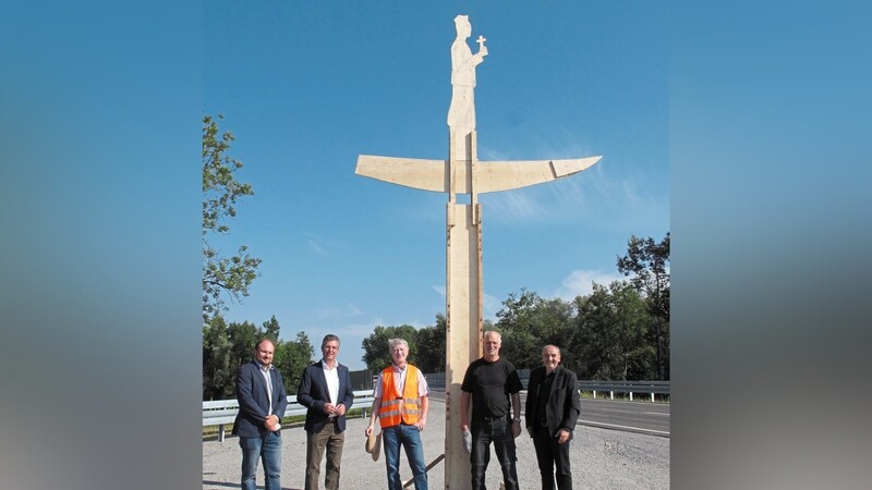 Beim Ortstermin an der Isarbrücke legten sie den genauen Standort für die St.-Nepomuk-Skulptur fest: Leitender Baudirektor Norbert Sterl (v. r.), Künstler Bernd Stöcker, Baudirektor Kurt Stümpfl, Bürgermeister Hans Schmalhofer und Bauoberrat Sebastian Philipp.