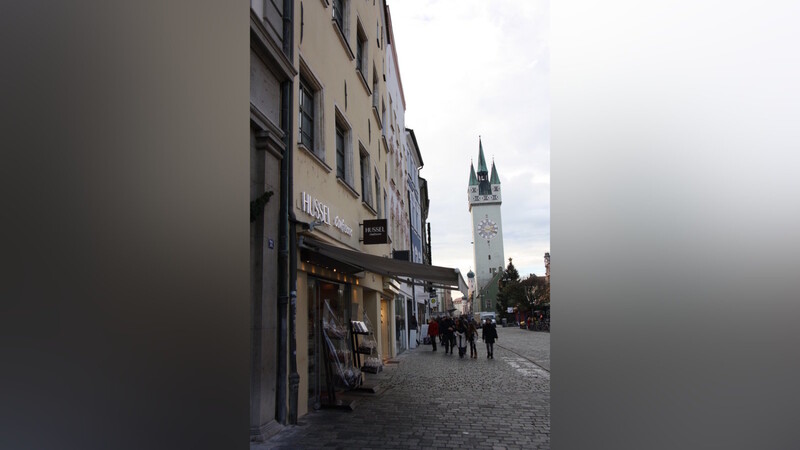 Seit Anfang der 1980er-Jahre gibt es die Hussel-Filiale am Ludwigsplatz. Obwohl das Unternehmen übernommen wurde, kann die Filiale bleiben.