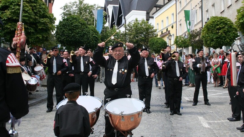 Hans Traurig ist seit 50 Jahren mit Leib und Seele Leiter des Spielmannszuges - hier trommelt er beim Standkonzert an Pfingsten.