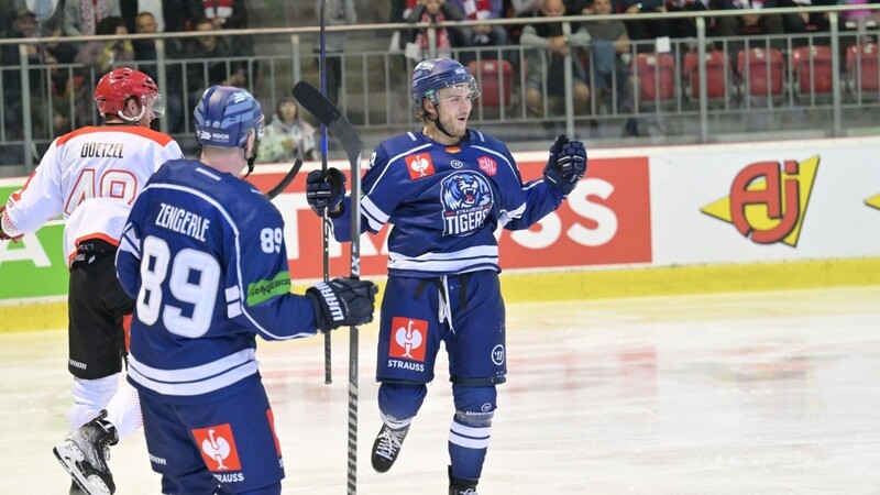 Die Straubing Tigers - lautstark unterstützt von ihren mitgereisten Fans - gewinnen ihr erstes CHL-Spiel in Krakau letztlich souverän mit 4:0.