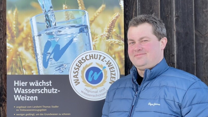 Der Landwirt Thomas Stadler freut sich, mit der Initiative Wasserschutzbrot einen kleinen Beitrag für eine bessere Zukunft zu leisten.