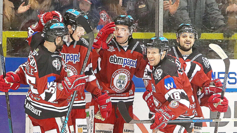 KOLLEKTIVER JUBEL herrschte beim EV Landshut nach dem 6:0-Derbysieg gegen die Starbulls Rosenheim. In dieser Szene freut sich Luca Trinkberger (Mitte) über eines seiner beiden Tore und feiert dies mit (v.l.) Marius Nägele, Christian Ettwein, Ales Jirik sowie Marco Sedlar.