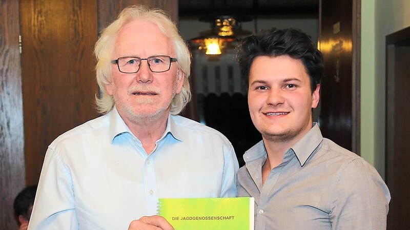 "Stabübergabe" beim Jagdvorsteher in Unterlaichling. Albert Robold (links) wünschte seinem Nachfolger Andreas Blümel ein glückliches Händchen im Amt.