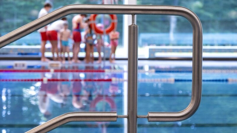 Kinder während eines Schwimmkurses eiens Sportvereines.