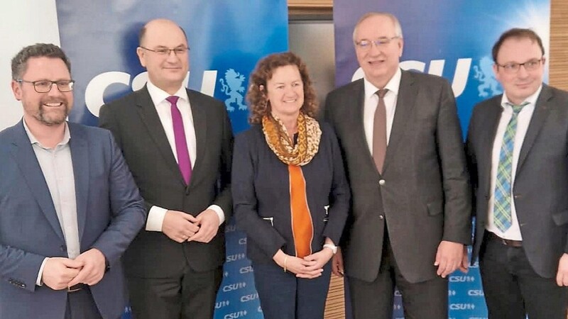 Das Chamer Kandidatenteam mit Finanzminister Albert Füracker (Zweiter von links) in Schwandorf nach der einstimmigen Nominierung der Bezirkstags- und Landtagslisten.