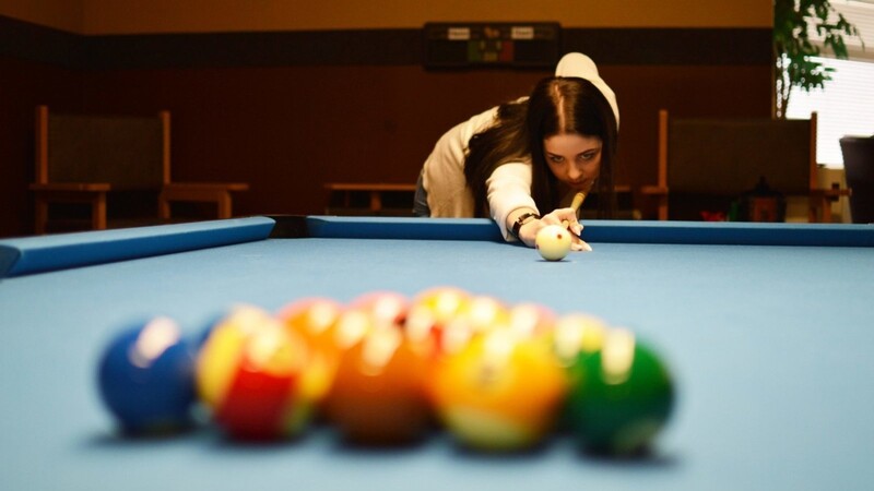 Wo soll's hingehen? Alina kurz vor dem Anstoß einer Partie Poolbillard.