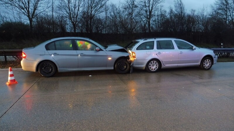 Ein Auffahrunfall im dichten Berufsverkehr hat am Donnerstagmorgen eine Kettenreaktion auf der A92 ausgelöst und so einen kilometerlangen Stau verursacht.