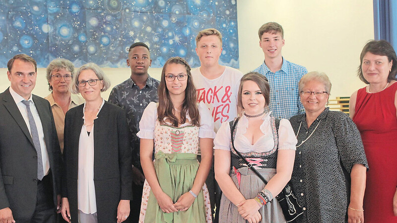 Haben allen Grund zu strahlen: Die besten Absolventen der Mittelschule Rottenburg-Hohenthann mit Bürgermeisterin Andrea Weiß (r.), Bürgermeister Alfred Holzner (l.), Schulleiterin Ulrike Hüttl (3.v.l.) und den Klassenleiterinnen Monika Oßner (2.v.l.) und Anna Halbfinger (2.v.r.).