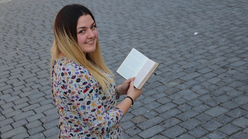 Bei ersten Auftritten auf Poetry Slams stand Teresa Reichl immer mit Notizbuch auf der Bühne. Mittlerweile performt sie ihre Texte auswendig.