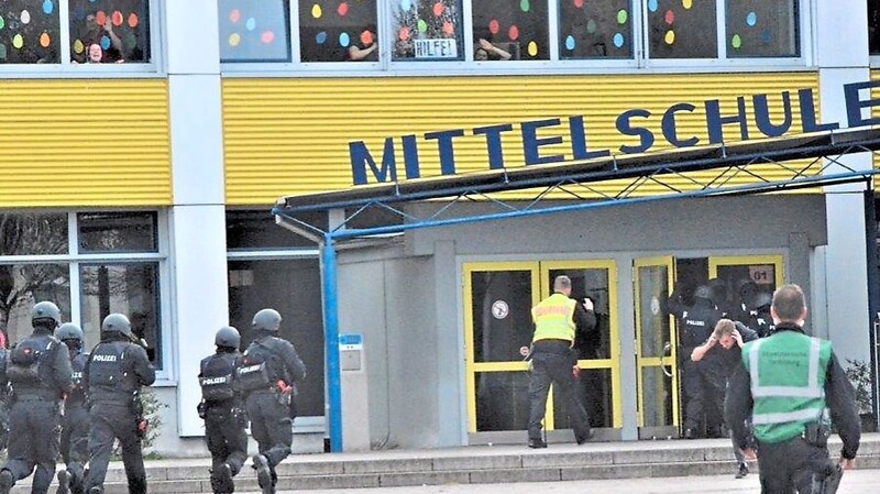 Die Polizisten stürmten die Schule.