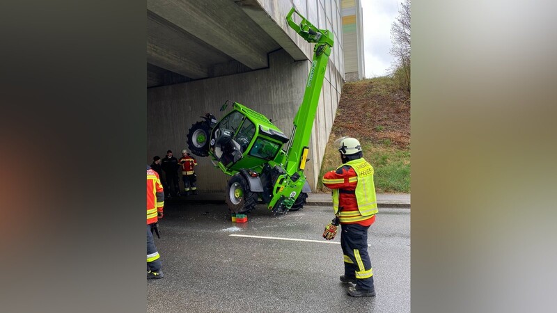 An der Autobahnunterführung bei Altheim war am Freitagvormittag ein Fahrzeug stecken geblieben.