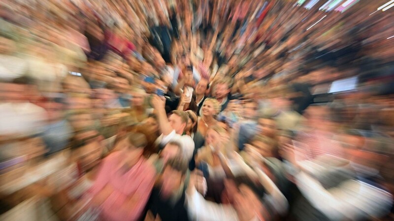 Ein 22-Jähriger erhielt aus der Menge heraus einen Schlag und blutete anschließend an der Lippe. (Symbolbild)