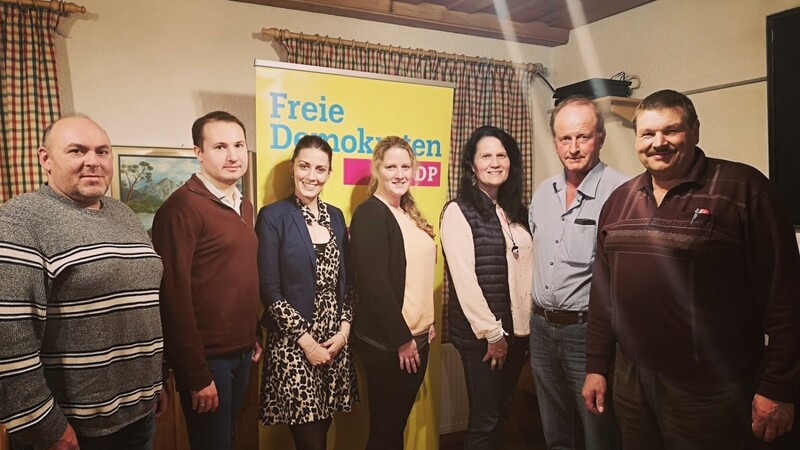 Wollen "frischen Wind für Velden" bringen: Martin Schmid, Marcel Eichner, Bundestagsabgeordnete Nicole Bauer, Manuela Bauer, Ortsvorsitzende Karin Bauer, Martin Bauer und Sigmund Huber (von links).