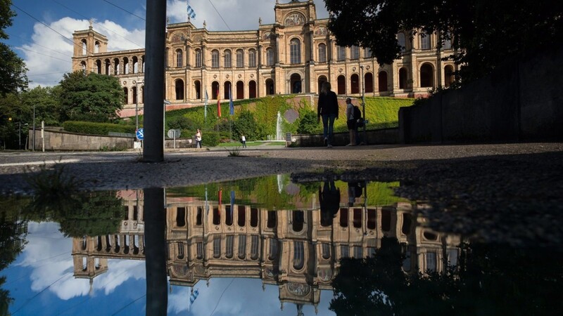 Wer beschafft im künftigen Bayerischen Landtag die Mehrheit für die CSU-Fraktion? Die AfD hat bereits im Vorfeld ein klares "Nein" geäußert. (Symbolbild)