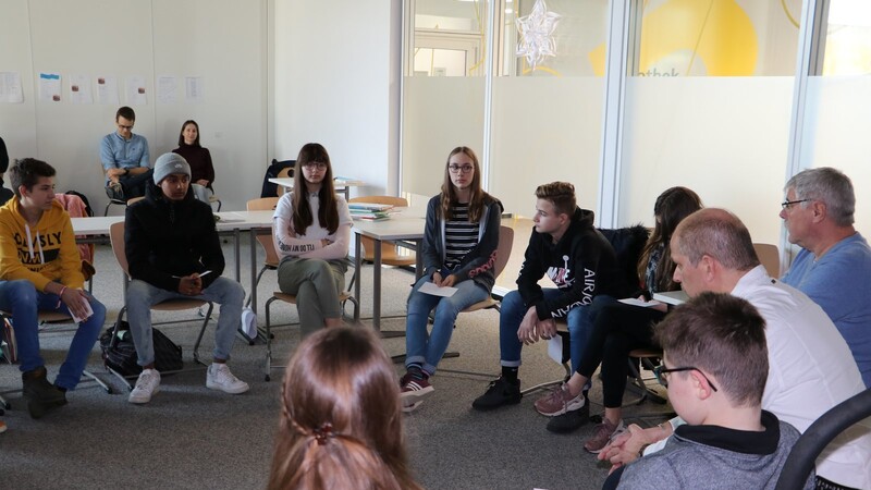 Workshop zur Nutzung digitaler Medien am Gymnasium Ergolding: Fritz Schweibold (ganz außen rechts) und Sven Waitz (links daneben) möchten die Achtklässler für einen verantwortungsbewussten Umgang mit sozialen Netzwerken sensibilisieren.