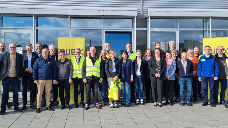 Eine große Gruppe kam beim ersten Austausch der Arbeitnehmer-Vertreter aus dem Landkreis zustande: Landrat Bernd Sibler (10.v.l.) hatte zur Firma Rubix in Plattling eingeladen. Der Betriebsratsvorsitzende von Rubix, Werner Appl (7.v.l.), hatte den letzten Impuls für das Treffen gegeben.