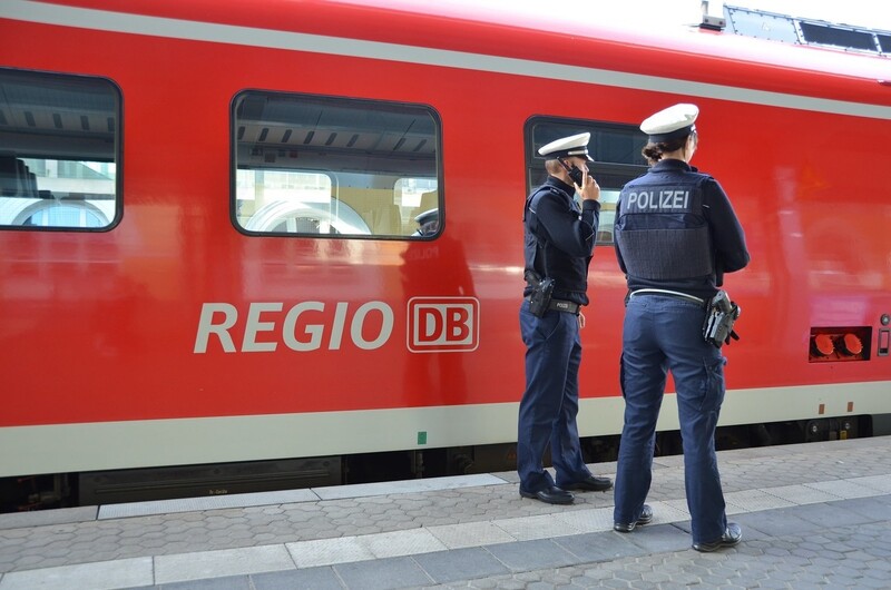 Die Polizei ermittelt wegen räuberischer Erpressung und Körperverletzung. 