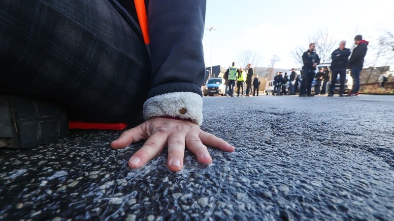 In Passau haben sich zwei Personen an der Straße festgeklebt. (Symbolbild)