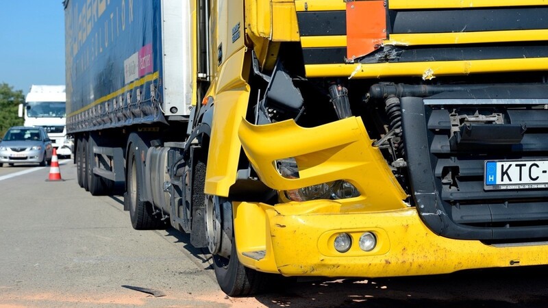 Zwei Lastwagen sind am Freitag auf der A3 zusammengestoßen. (Foto: Mathias Adam)