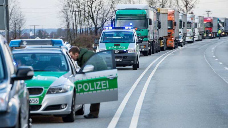 Stau auf der A9 beim Autobahnkreuz Neufahrn nach einem Unfall zwischen mehreren Sattelzügen und einem Lkw. (Symbolbild)