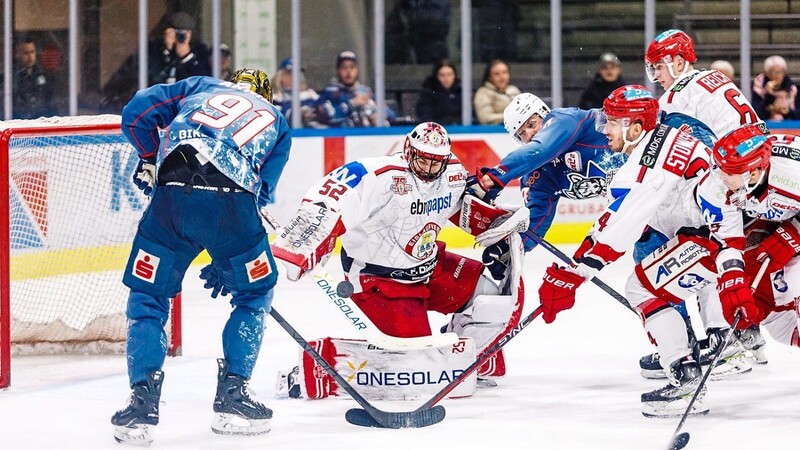 ALARMSTUFE HIMMELBLAU: Im Match beim souveränen DEL 2-Spitzenreiter Kassel Huskies - hier "Goldhelm" Jamie Arniel - brannte es wiederholt lichterloh vor dem EVL-Kasten. Keeper Sebastian Vogl, Simon Stowasser und Co. wehrten sich nach Kräften - jedoch vergeblich.