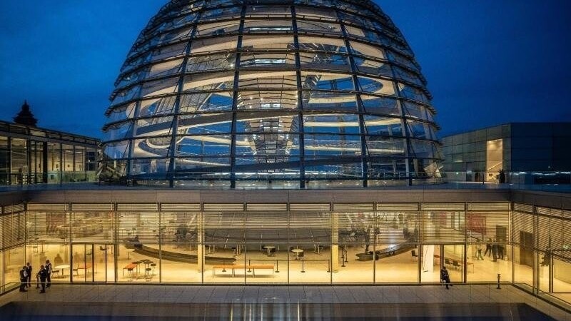 Im Bundestag gilt der Genesenen-Status zumindest teilweise noch für sechs Monate, während in Deutschland die Gültigkeit auf drei Monate verkürzt wurde.