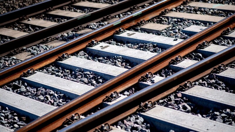 An einem Bahnübergang in Zwiesel wäre es am Samstag fast zu einem schweren Unfall gekommen. (Symbolbild)