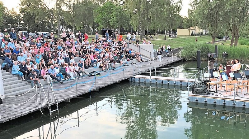 Es ließ sich aushalten auf der Tribüne am See.