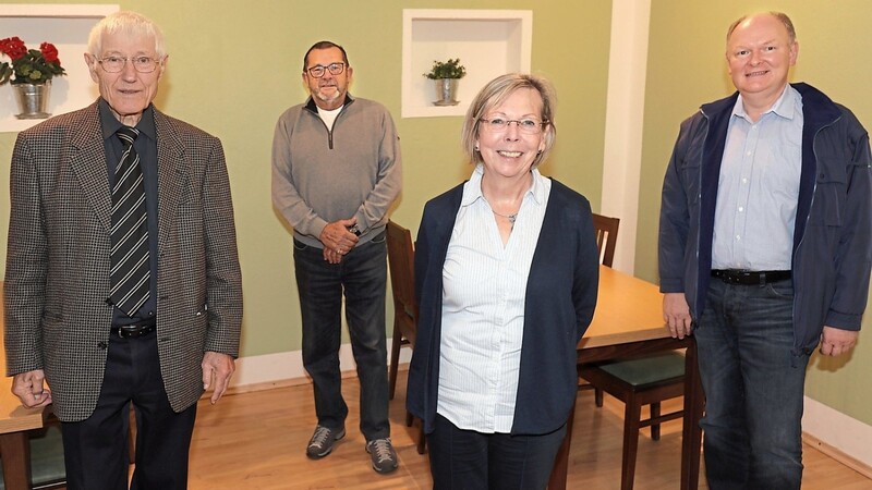 Hermann Boneder (v.l.), Ersatz-Delegierter Albert Störringer, Delegierte Monika Rudolf sowie SPD-Kreisvorsitzender Dr. Bernd Vilsmeier.