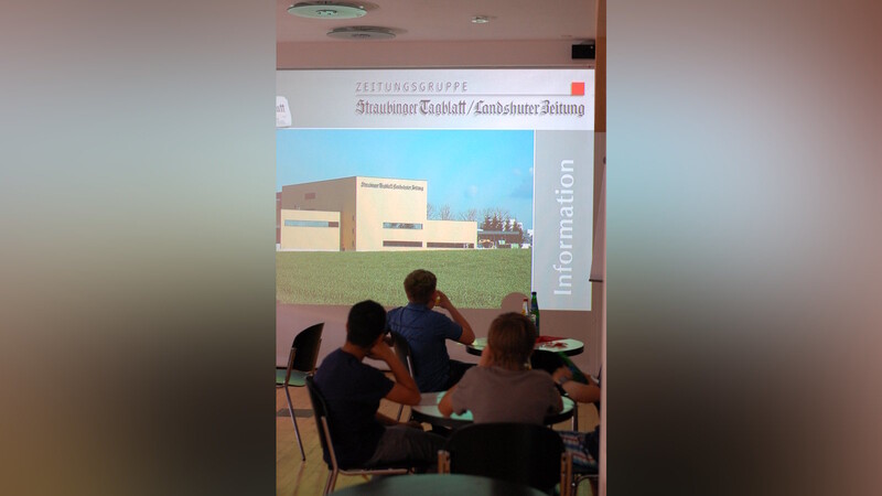 Mit einem kurzen Film über die Zeitungsgruppe Straubinger Tagblatt/Landshuter Zeitung bekamen die Schüler der Jakob-Sandtner-Realschule in Straubing einen ersten Eindruck von dem Traditionshaus. (Foto: Claudia Hagn)