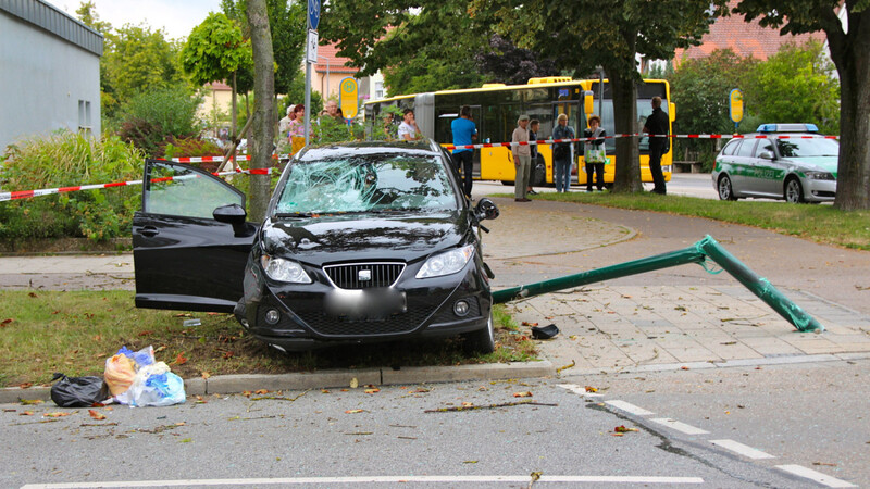 Bei dem Unfall in der Brandlberger Straße wurde eine Frau getötet. (Fotos: kamera24.tv)