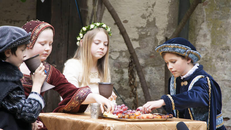 Beim gemeinsamen Essen stellt sich heraus, dass Agnes keine Adelige ist. "Is des etz recht schlimm?", fragt Agnes verunsichert. (Foto: Pfeffer)