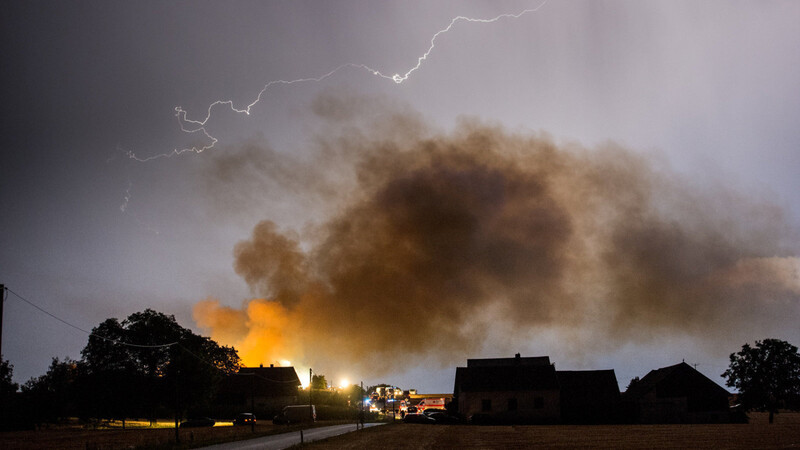 Zwei brennende Scheunen sorgten für einen Großeinsatz. Schuld war ein Blitzeinschlag. Foto: Mathias Adam