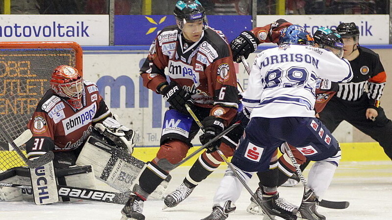 John Rogl (Mi., hier noch im Trikot des EVL) hat sich für den EHC Red Bull München entschieden. (Foto: Georg Gerleigner)