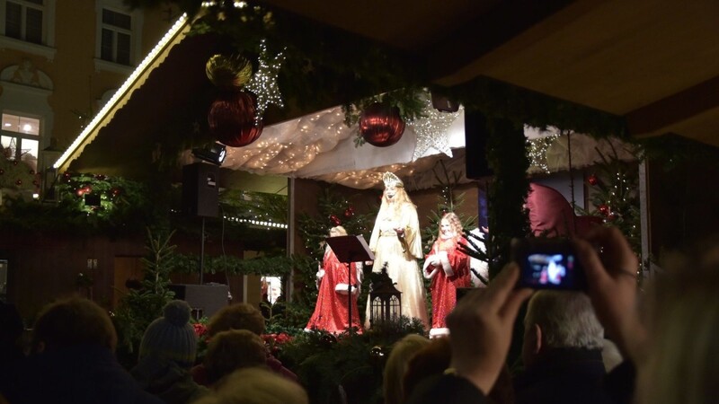 Am Mittwochabend wurde der Christkindlmarkt 2017 in Straubing eröffnet.