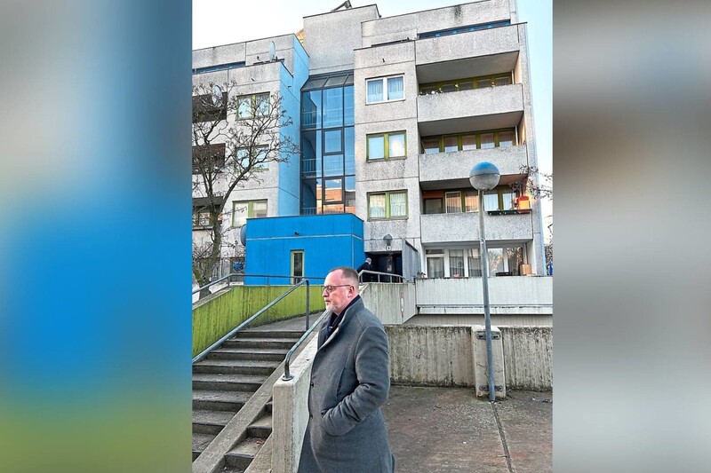 Falko Liecke, CDU-Stadtrat von Neukölln, in der High-Deck-Siedlung. Hier waren es überwiegend arabische Jugendliche, die in der 