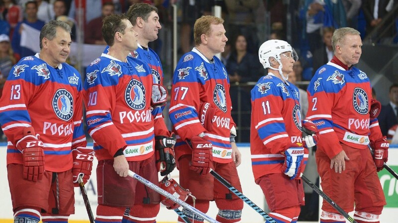 Unter anderem Russland-Legende Pavel Bure (2.v.l.), hier in einer Reihe mit Wladimir Putin (2.v.r.) wird im Stadion am Gutenbergweg auflaufen.