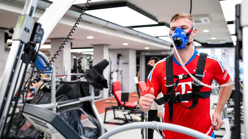 Nach der WM-Enttäuschung ist vor der Triple-Jagd: Joshua Kimmich am Dienstag bei den Leistungstests an der Säbener Straße. Heute geht's raus auf den Rasen.