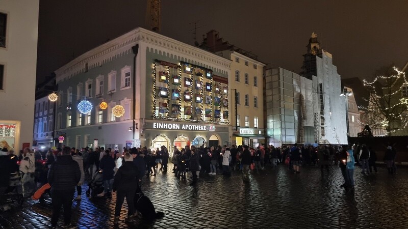 Auch am 3. Januar haben sich auf dem Straubinger Stadtplatz zahlreiche "Corona-Spaziergänger" getroffen. (Archivbild einer früheren Versammlung)