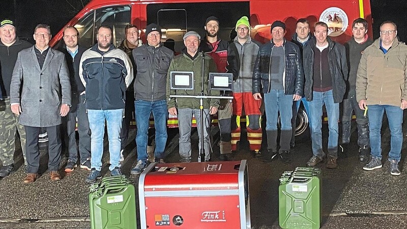 Übergabe der Notfall-Ausstattung an die Kommandanten und Feuerwehrkameraden (v.l.): Hans Neumeier, Christian Fersch, Bürgermeister Helmut Fichtner, Geschäftsleiter Karl Raster, Markus Dittrich, Ralph Fersch, Martin Bogenrieder, Sebastian Hirmer, Bernhard Fink, Christoph Raab, Anton Galster, Christian Brummer, Kersten Röckl, Matthias Krauser, Anton Fuß und federführender Kommandant Gerhard Müller.