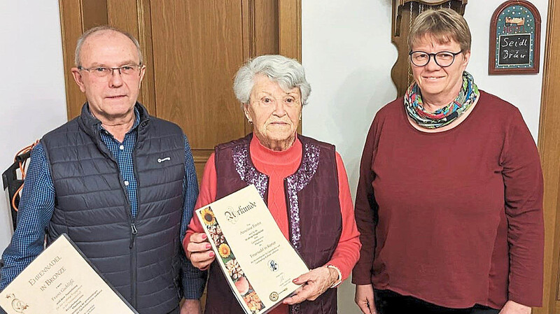 Die Geehrten Franz Gschlößl und Anneliese Forster (v. l.) mit Gartler-Vorsitzender Dorraine Gastner.